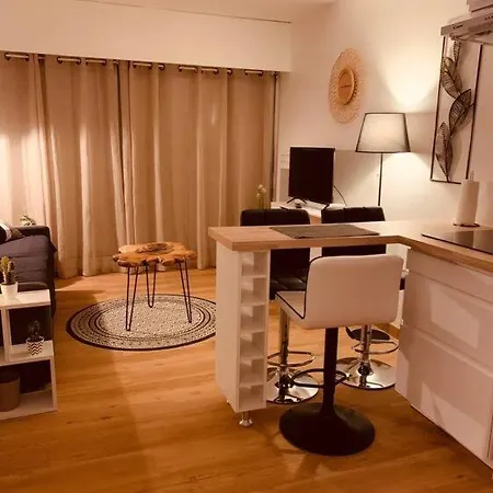 Du Port Avec Terrasse, Parking Privatif, Piscine Dans Résidence , Wifi, Ménage Compris Appartement *