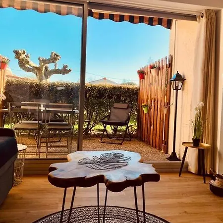 Du Port Avec Terrasse, Parking Privatif, Piscine Dans Résidence , Wifi, Ménage Compris Appartement